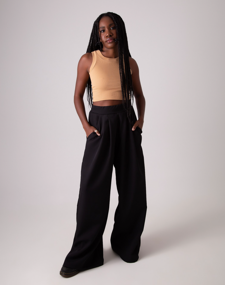 Calça alfaiataria estilo pantalona na cor preta