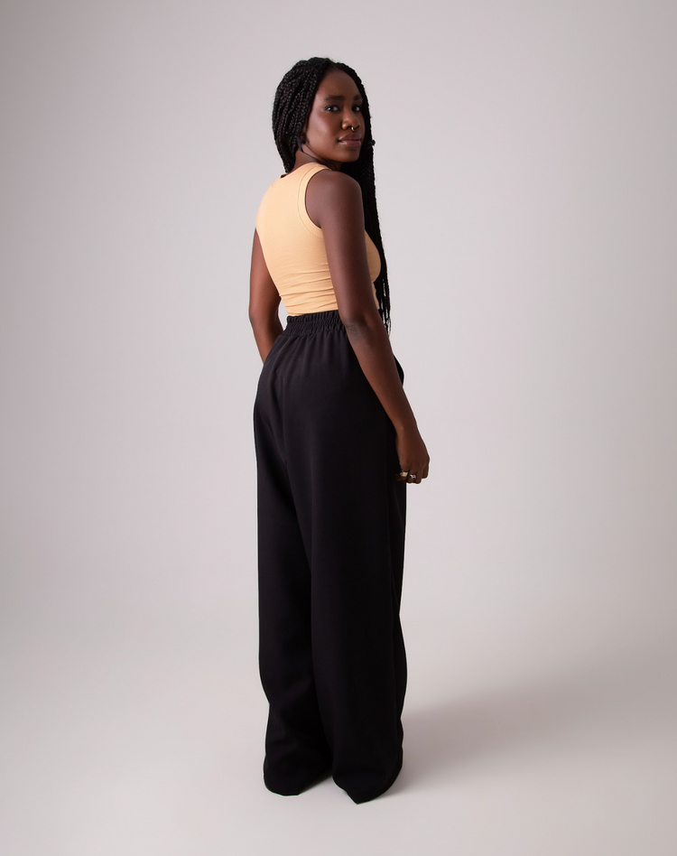 Calça alfaiataria estilo pantalona na cor preta