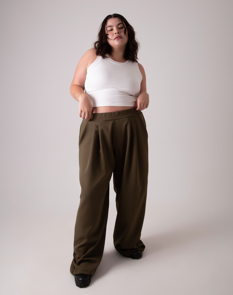 Calça alfaiataria estilo pantalona na cor musgo