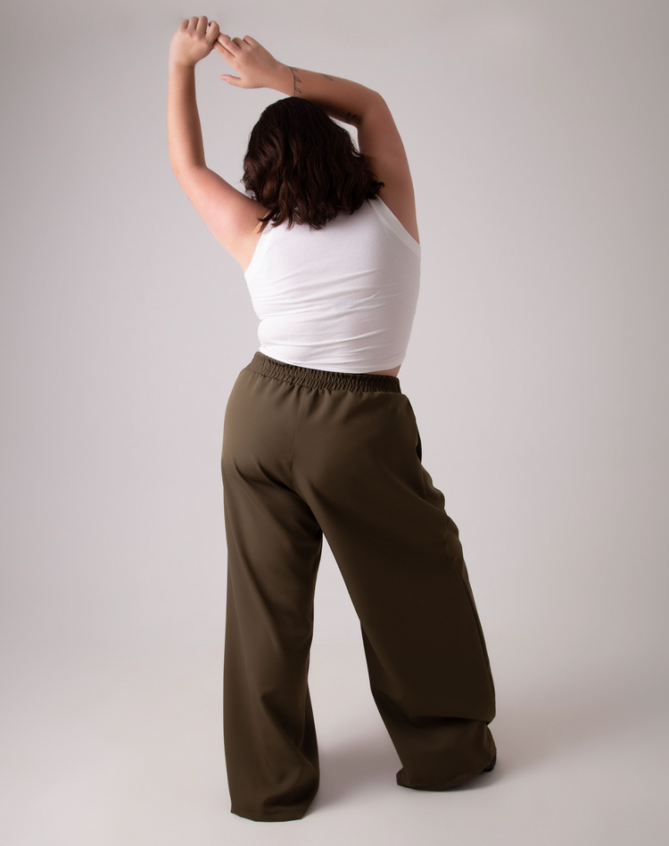 Calça alfaiataria estilo pantalona na cor musgo
