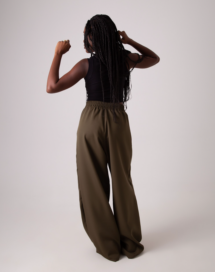 Calça alfaiataria estilo pantalona na cor musgo
