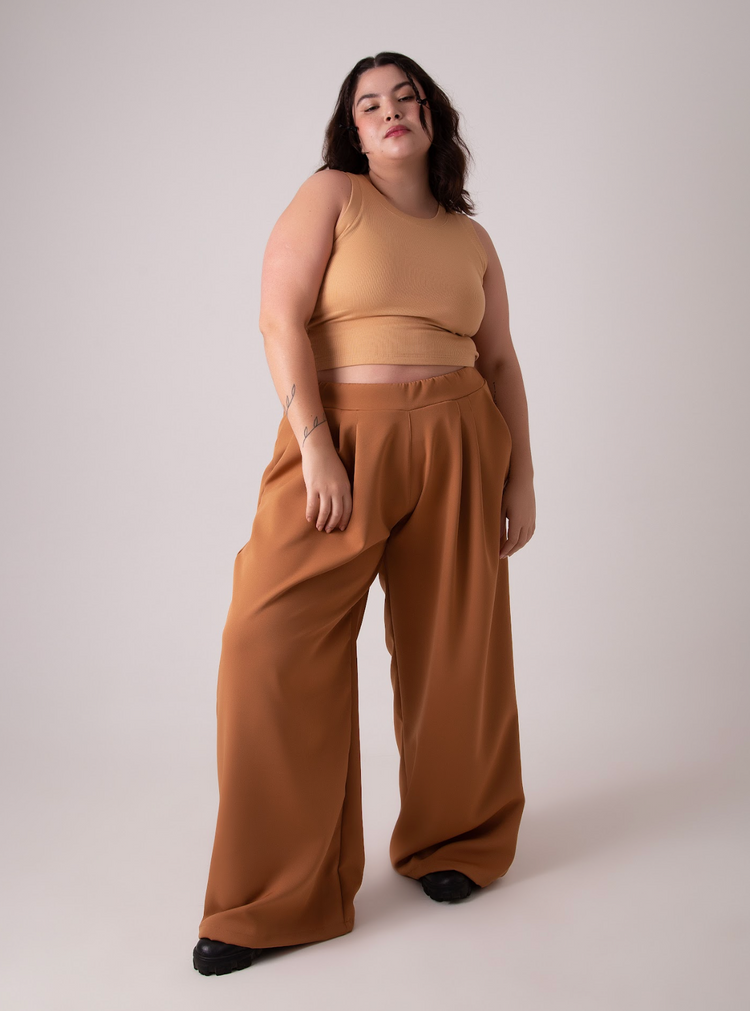 Calça alfaiataria estilo pantalona na cor caramelo