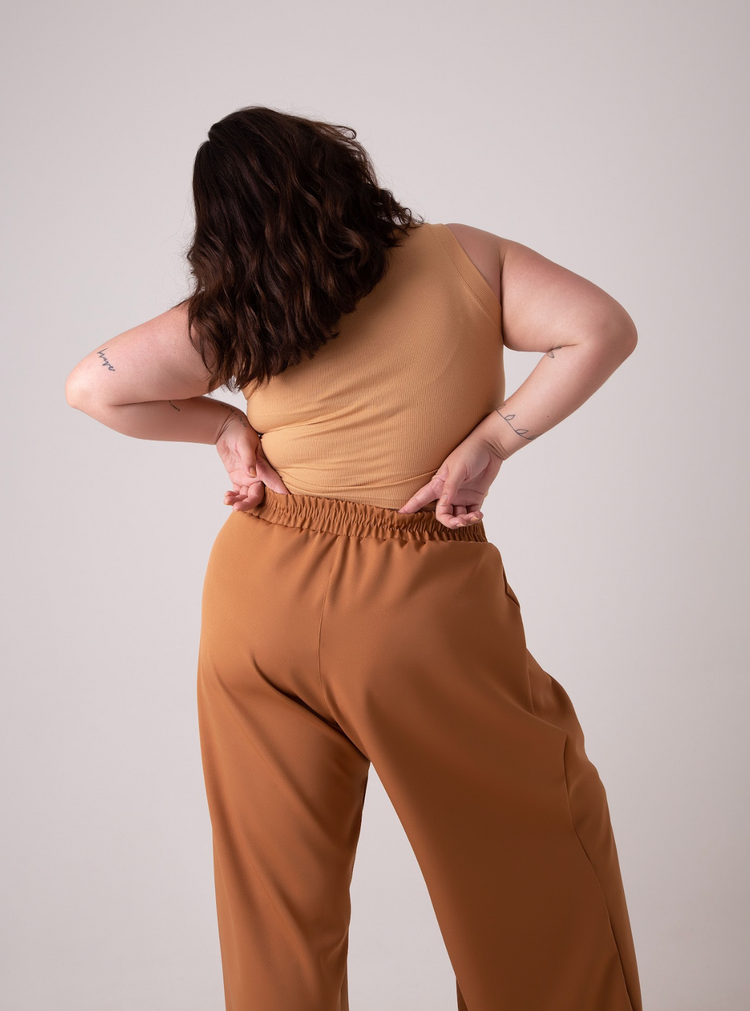 Calça alfaiataria estilo pantalona na cor caramelo