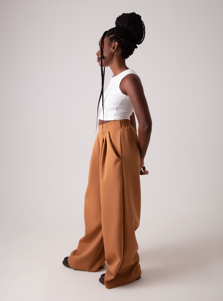 Calça alfaiataria estilo pantalona na cor caramelo