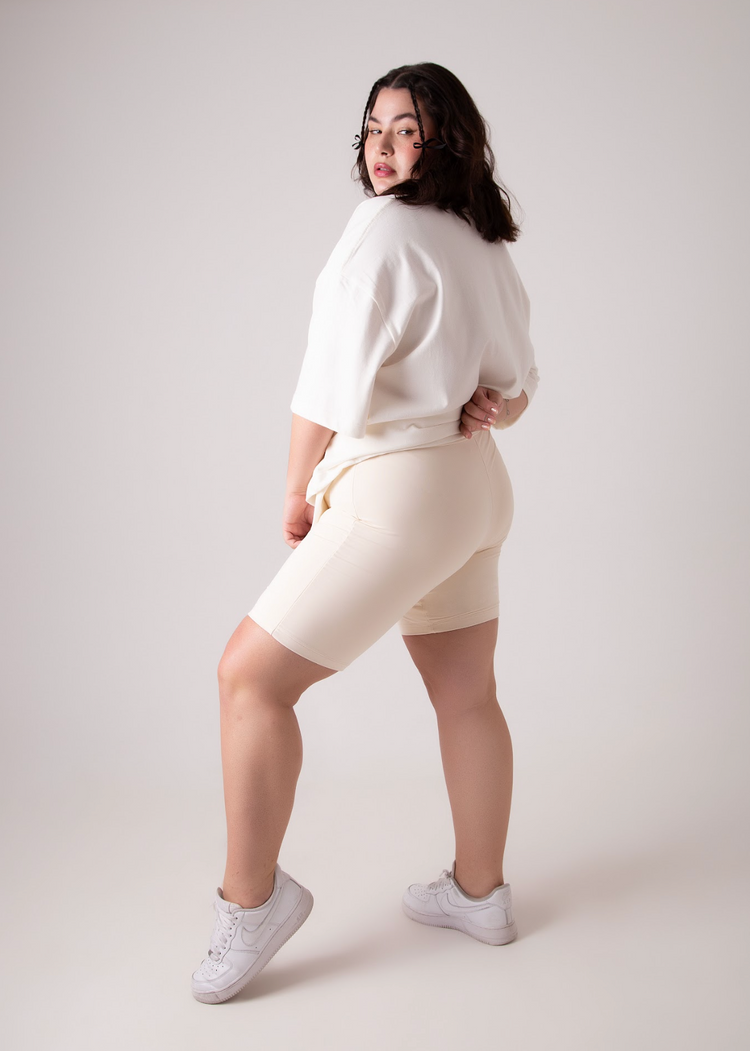Short estilo biker na cor offwhite