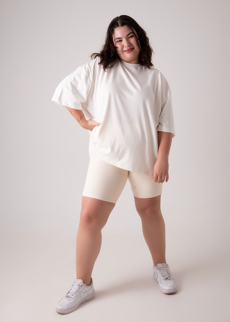 Camiseta oversized na cor offwhite estilo manga curta com ombro deslocado