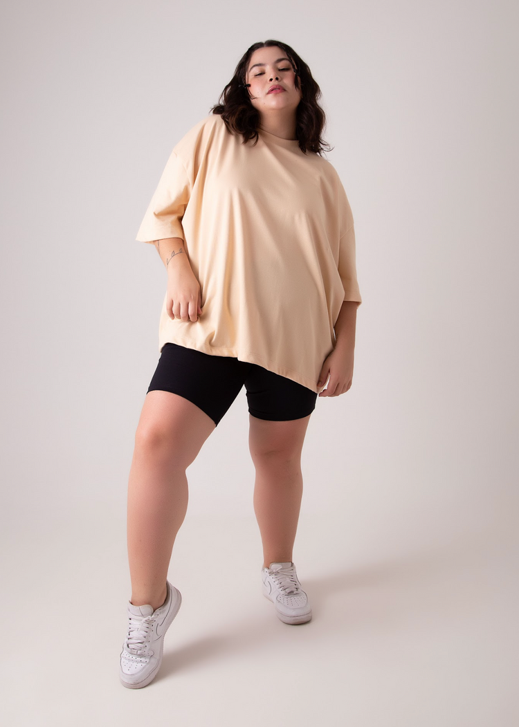 Camiseta oversized na cor caramelo estilo manga curta com ombro deslocado