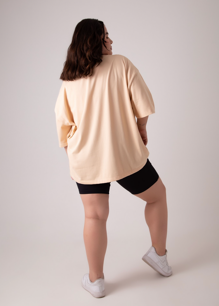 Camiseta oversized na cor caramelo estilo manga curta com ombro deslocado