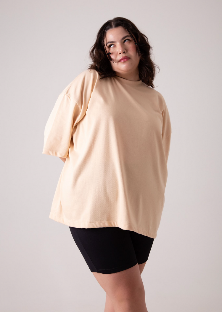 Camiseta oversized na cor caramelo estilo manga curta com ombro deslocado