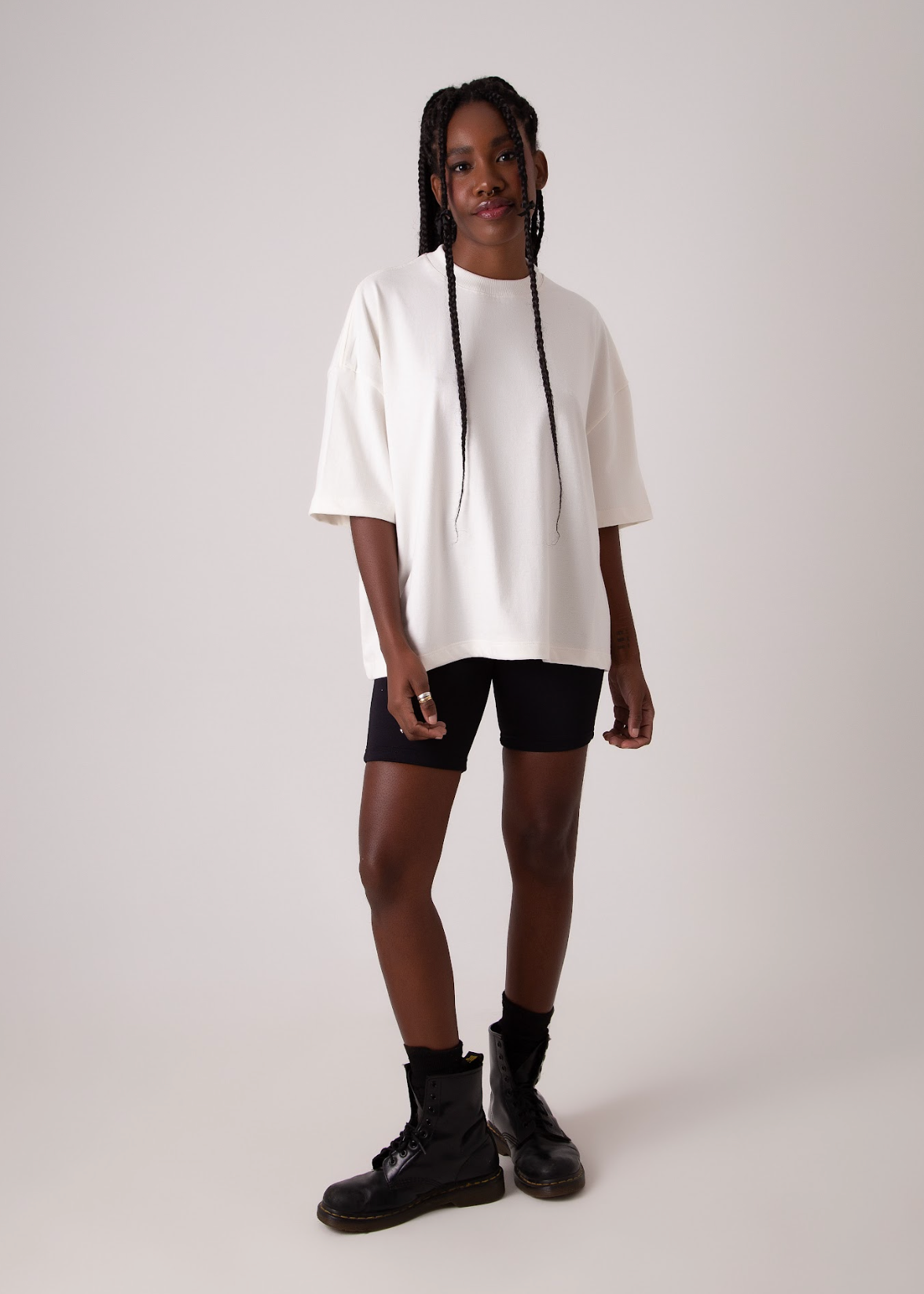 Camiseta oversized na cor offwhite estilo manga curta com ombro deslocado