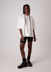 Camiseta oversized na cor offwhite estilo manga curta com ombro deslocado