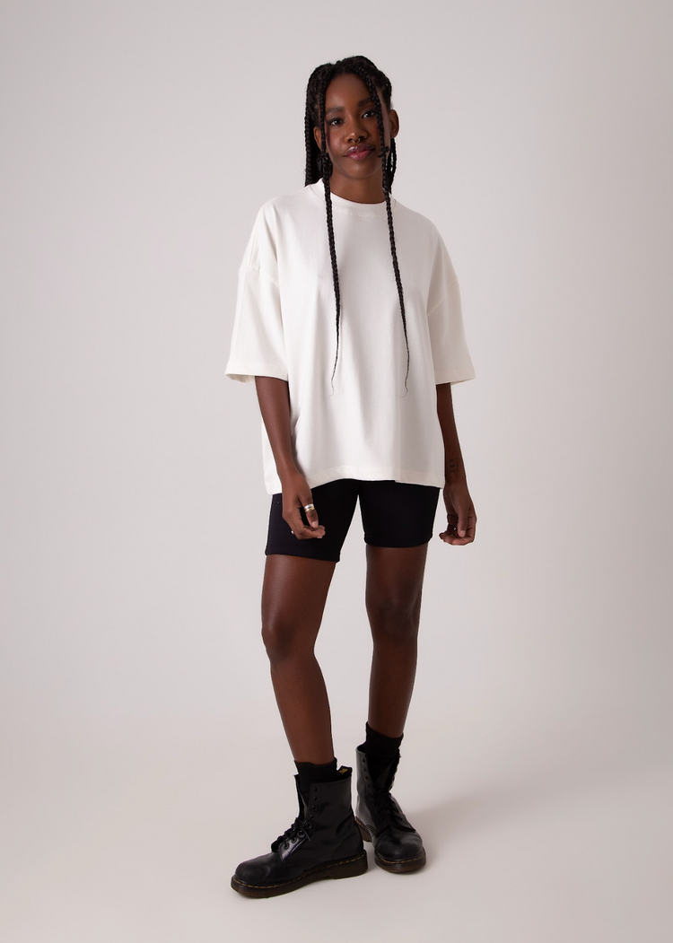 Camiseta oversized na cor offwhite estilo manga curta com ombro deslocado