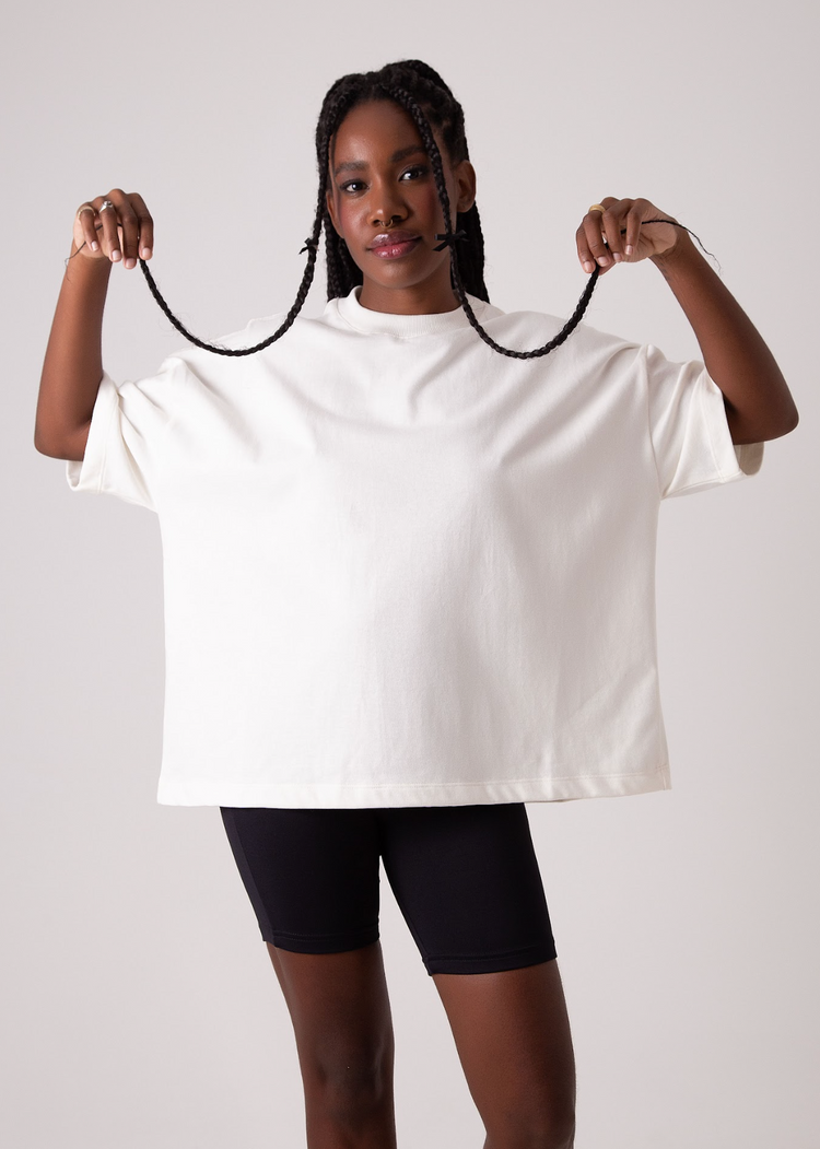 Camiseta oversized na cor offwhite estilo manga curta com ombro deslocado