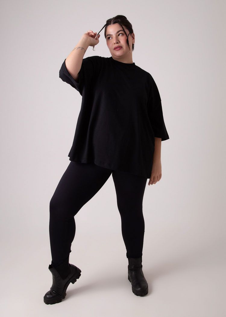 Camiseta oversized na cor preta estilo manga curta com ombro deslocado