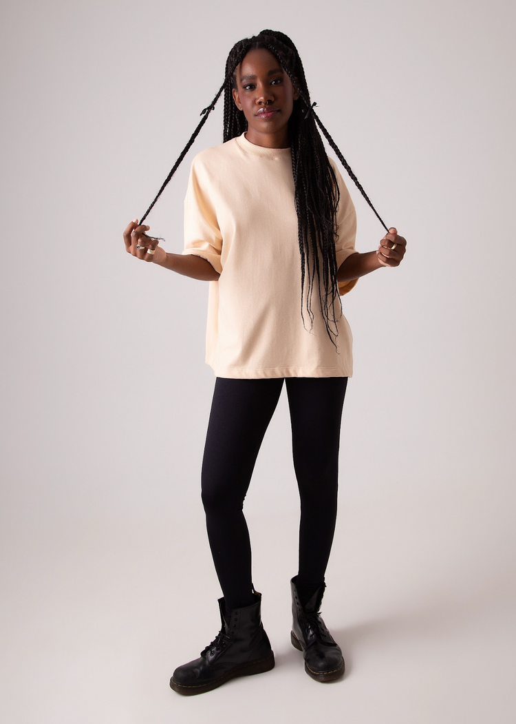 Camiseta oversized na cor caramelo estilo manga curta com ombro deslocado