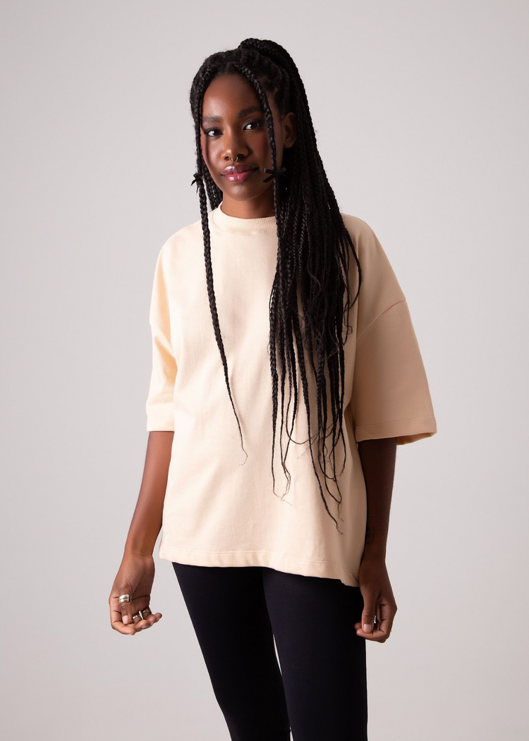 Camiseta oversized na cor caramelo estilo manga curta com ombro deslocado