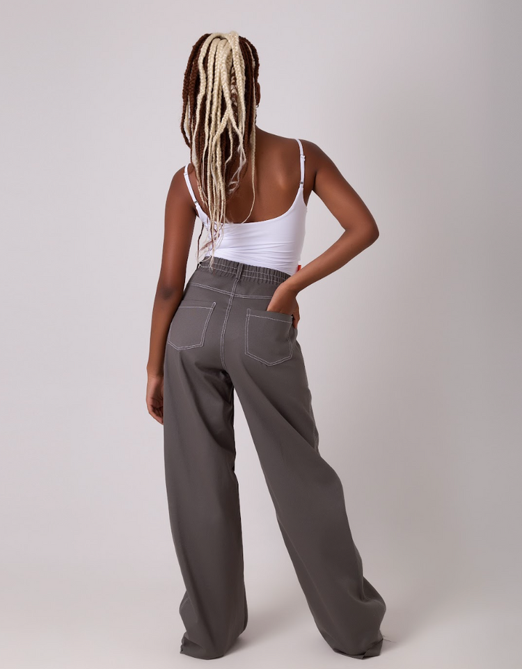 Calça modelagem baggy com cintura média na cor cinza