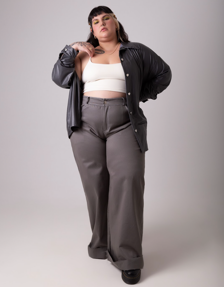 Calça modelagem baggy com cintura média na cor cinza