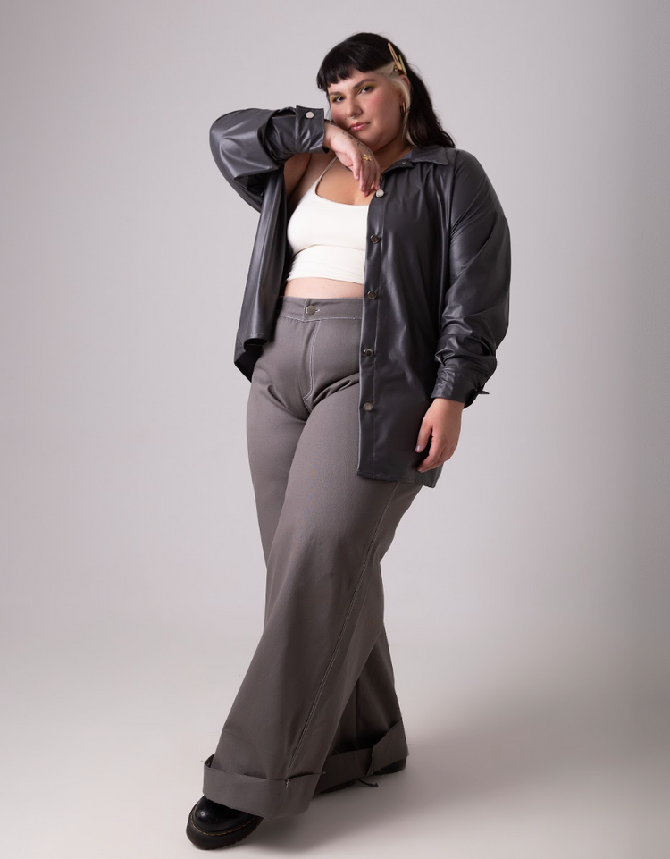 Calça modelagem baggy com cintura média na cor cinza