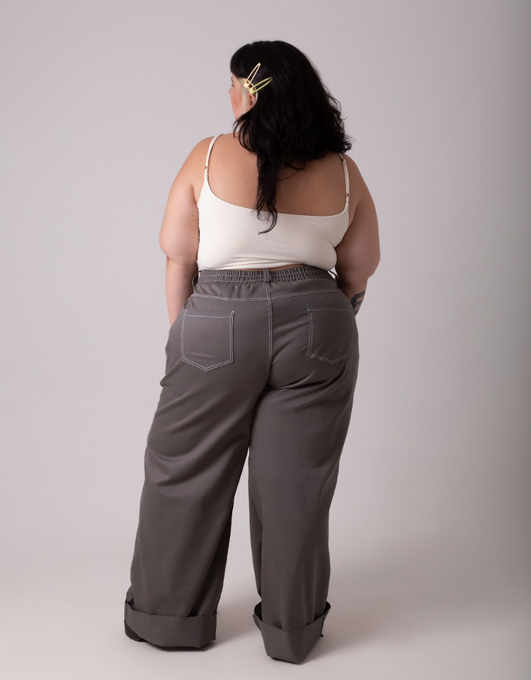 Calça modelagem baggy com cintura média na cor cinza