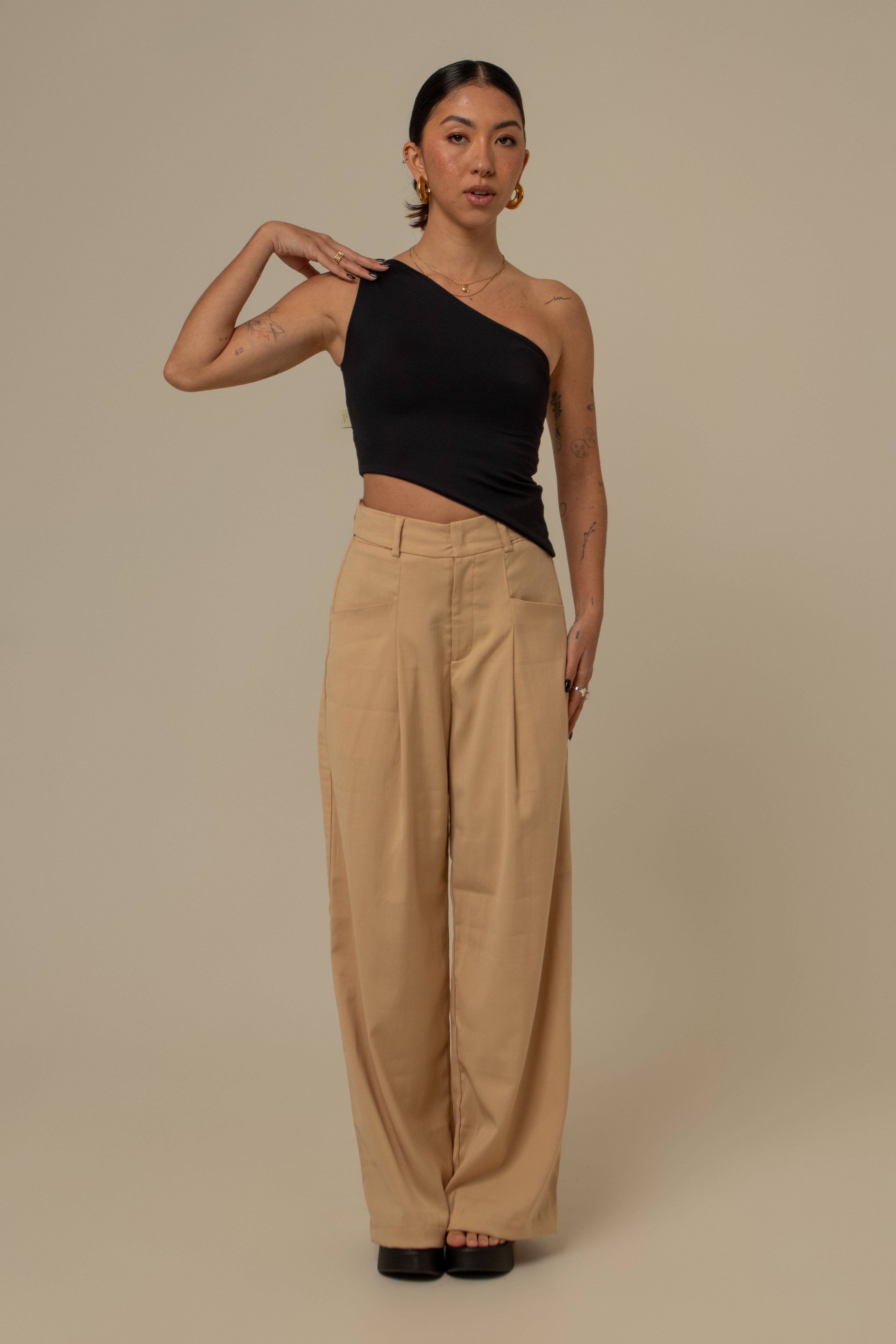 calça de alfaiataria com cinto regulável