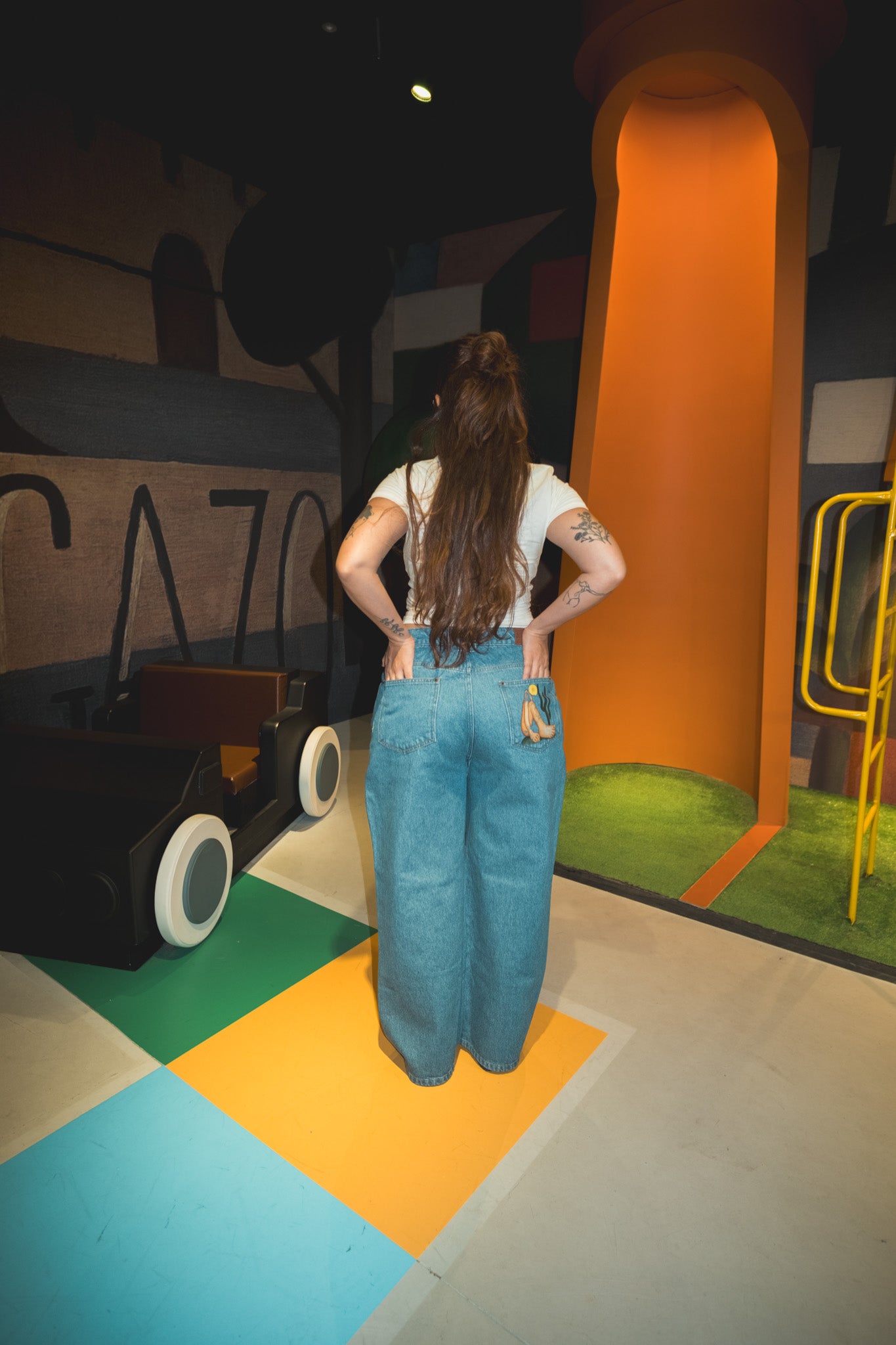 calça jeans ajustável abaporu | collab tarsila do amaral