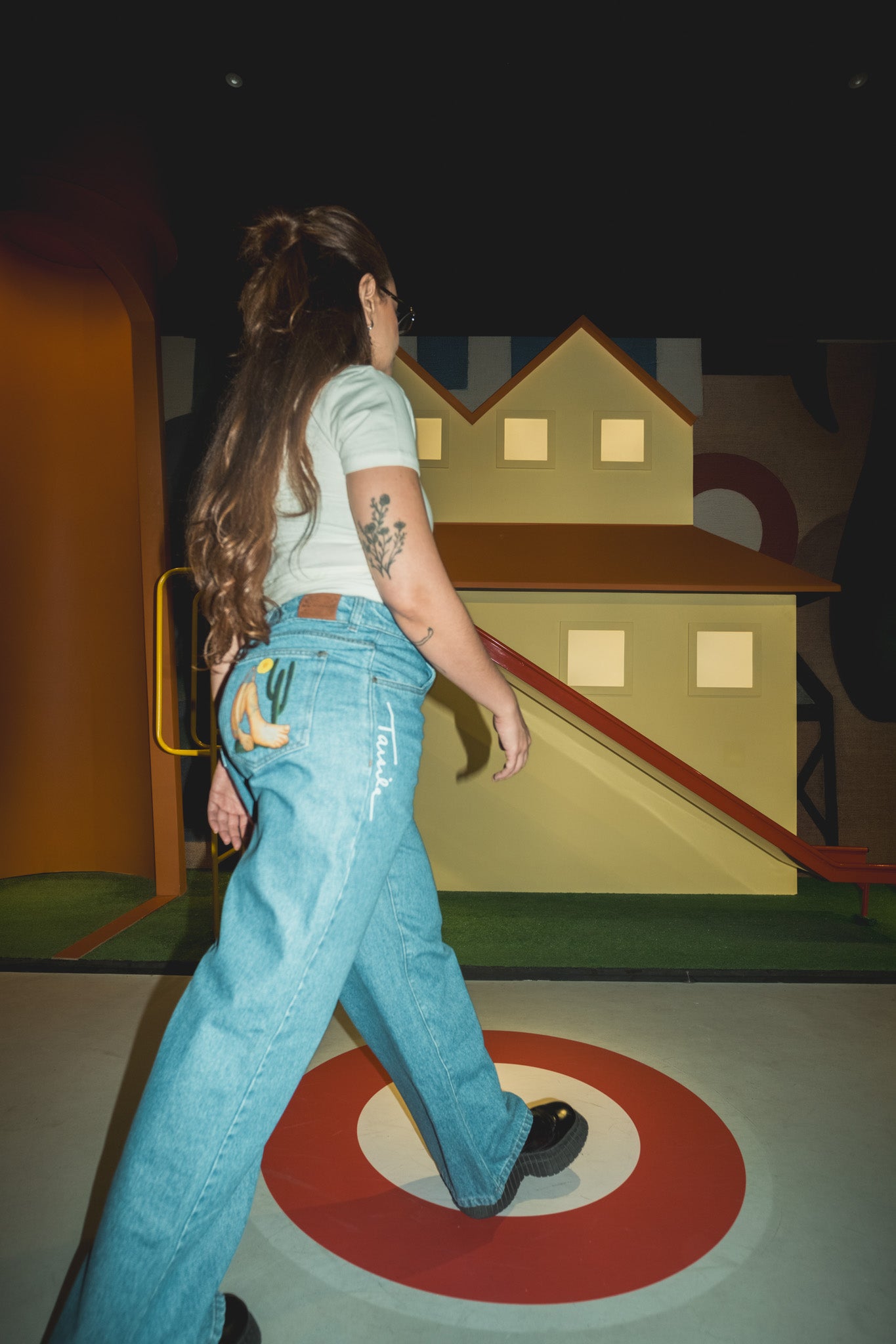 calça jeans ajustável abaporu | collab tarsila do amaral