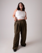Calça alfaiataria estilo pantalona na cor musgo