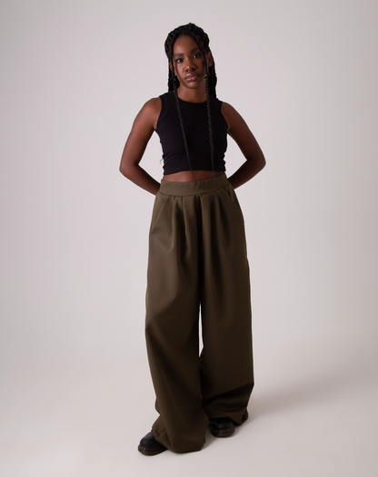 Calça alfaiataria estilo pantalona na cor musgo