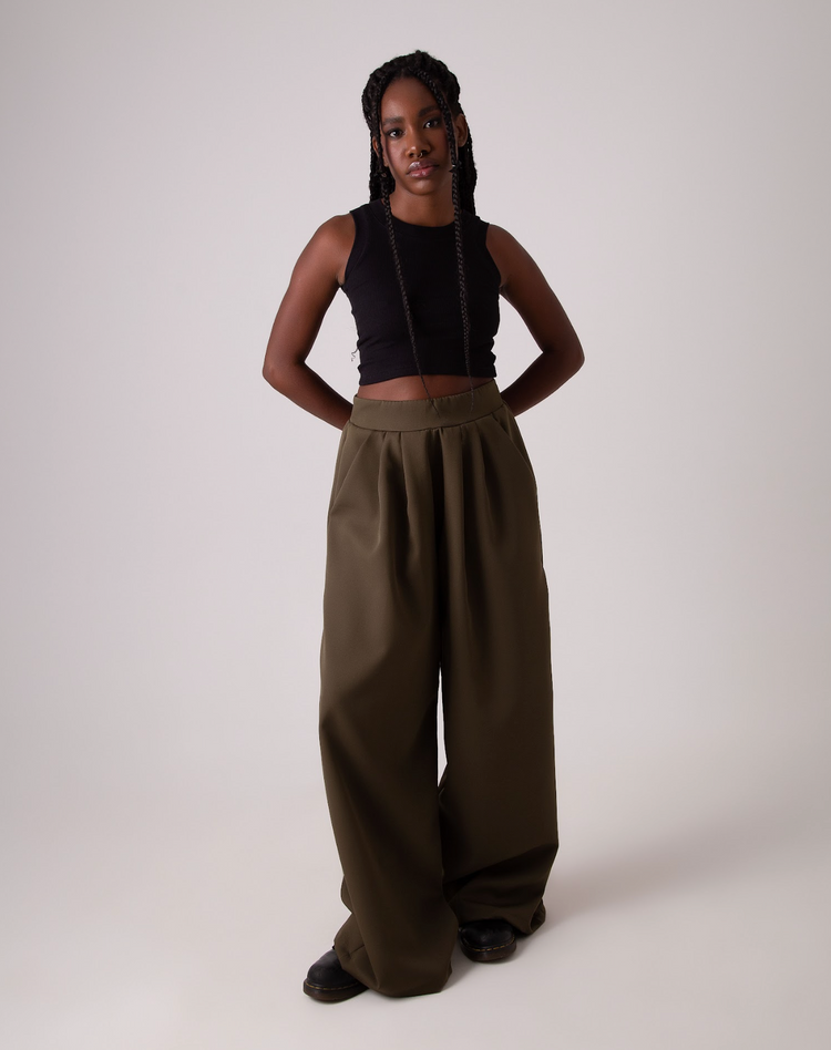 Calça alfaiataria estilo pantalona na cor musgo