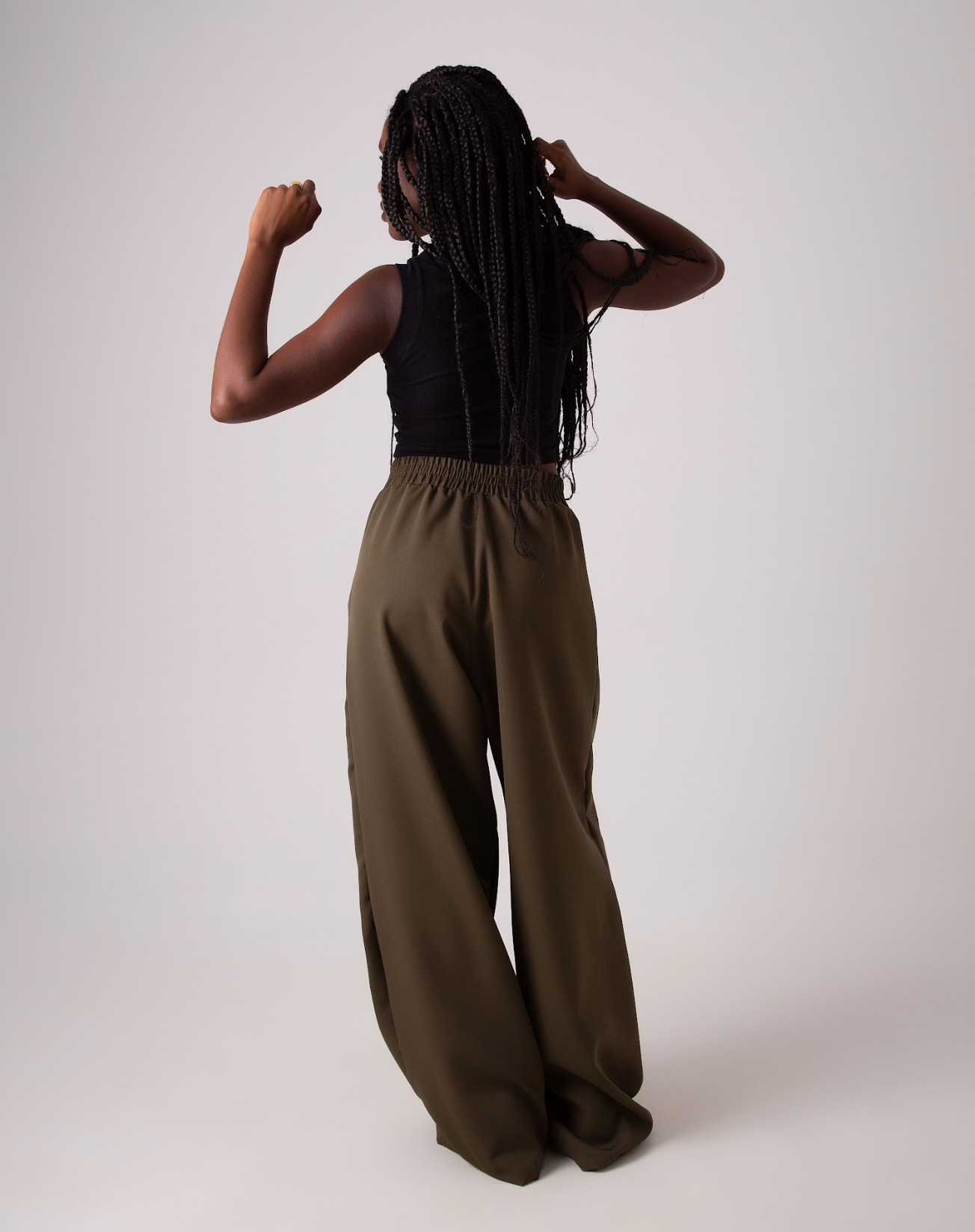 Calça alfaiataria estilo pantalona na cor musgo