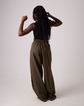 Calça alfaiataria estilo pantalona na cor musgo