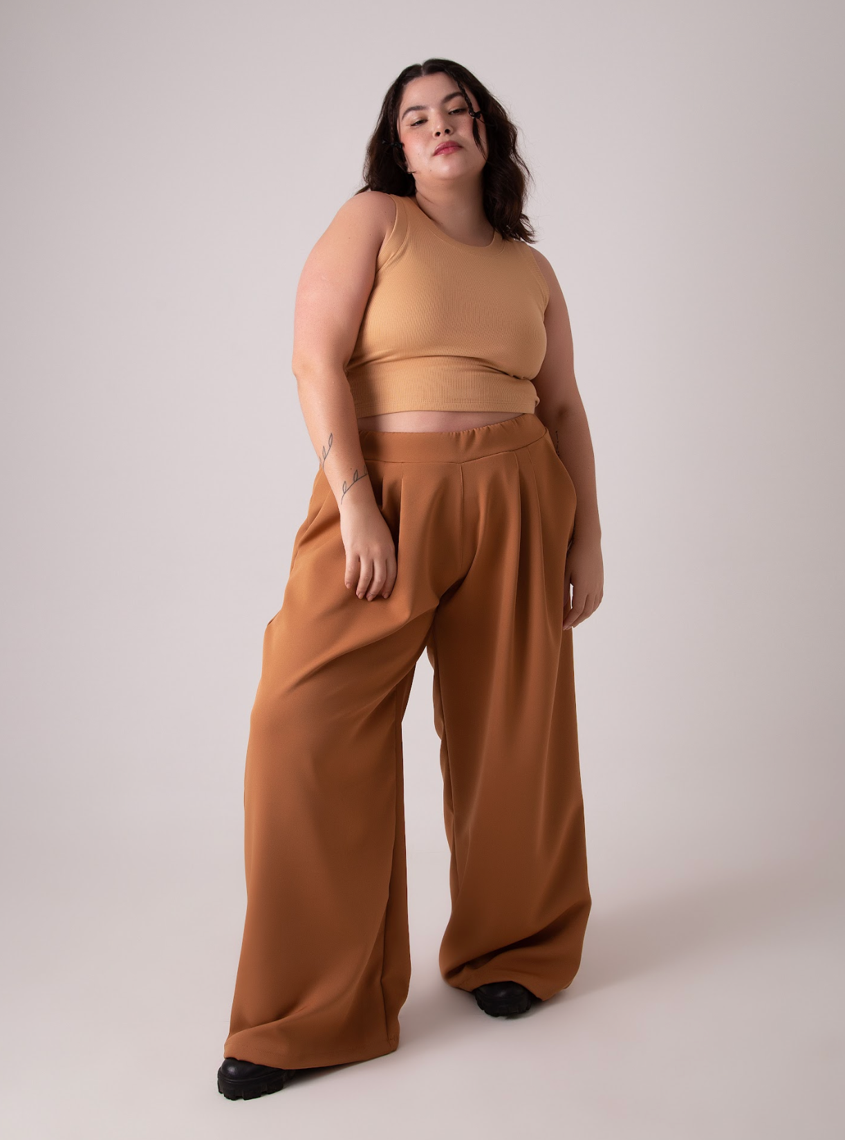 Calça alfaiataria estilo pantalona na cor caramelo