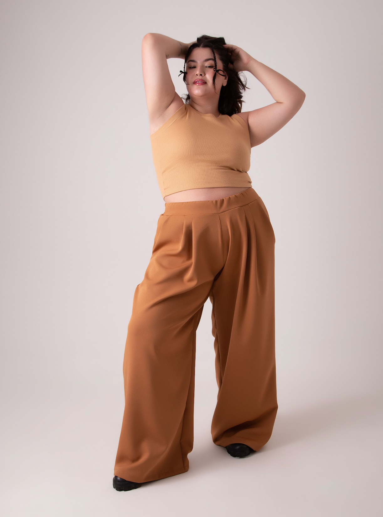 Calça alfaiataria estilo pantalona na cor caramelo