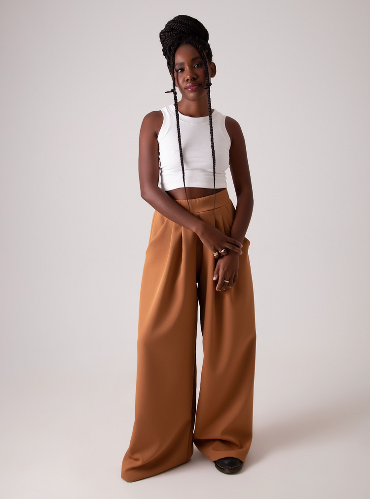 Calça alfaiataria estilo pantalona na cor caramelo