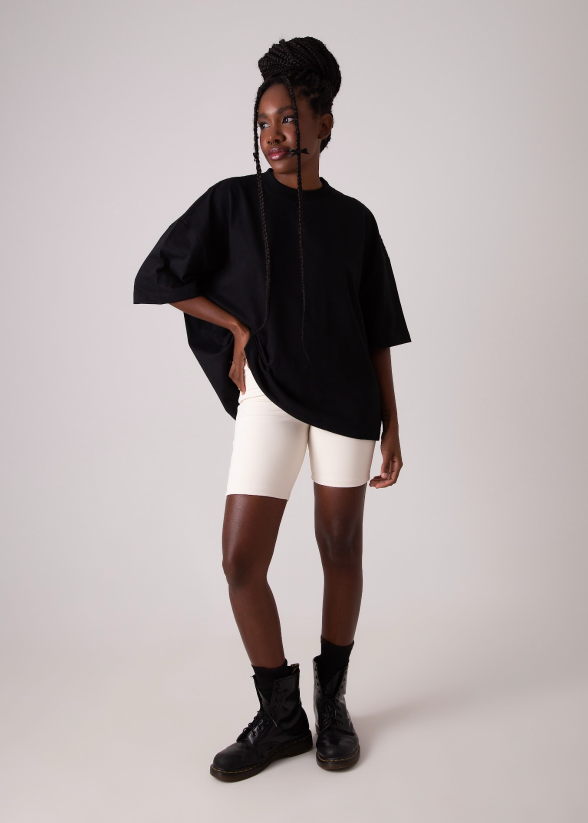 Camiseta oversized na cor preta estilo manga curta com ombro deslocado