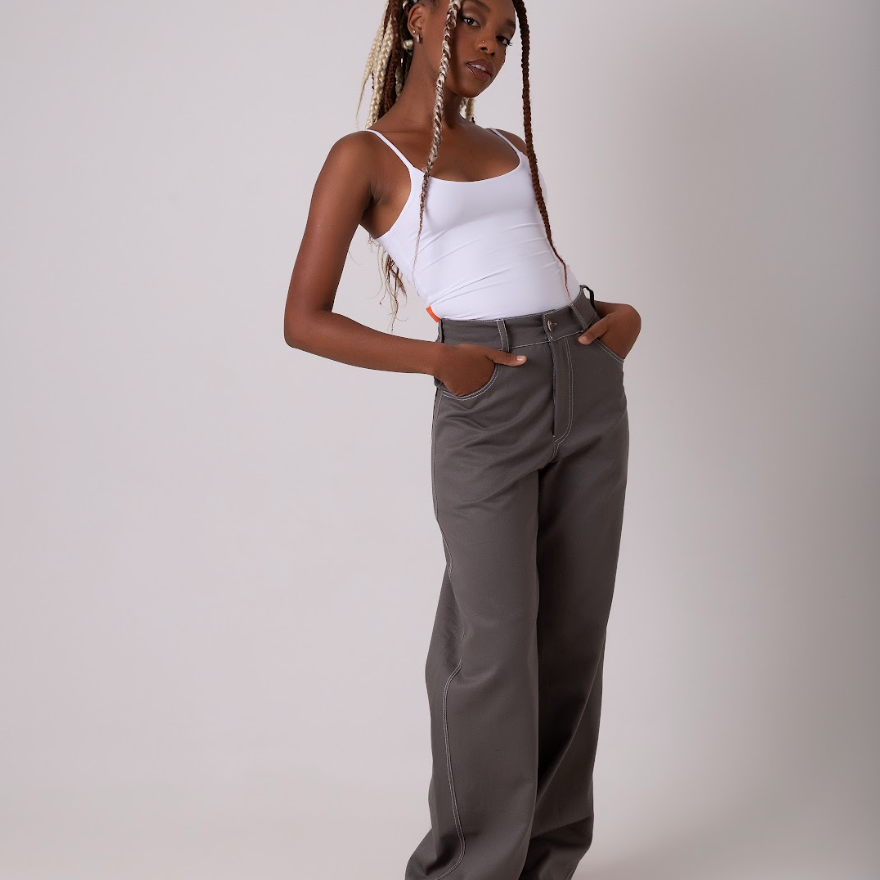 Calça modelagem baggy com cintura média na cor cinza 