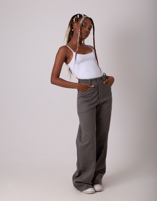 Calça modelagem baggy com cintura média na cor cinza 