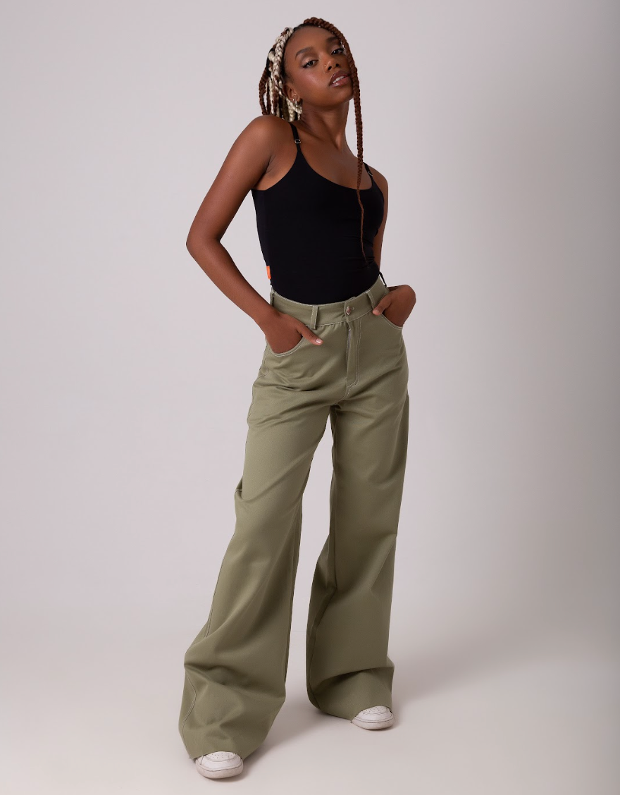 Calça modelagem baggy com cintura média na cor verde