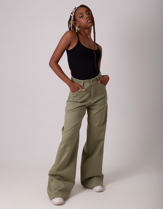 Calça modelagem baggy com cintura média na cor verde
