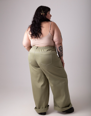 Calça modelagem baggy com cintura média na cor verde