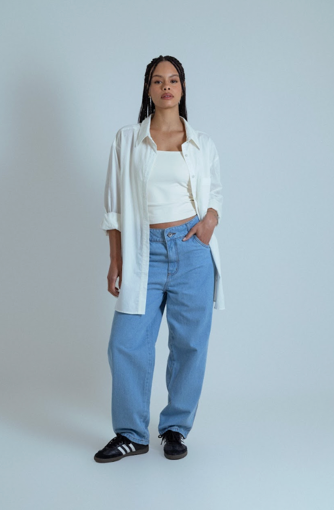 calça jeans ajustável mom light blue