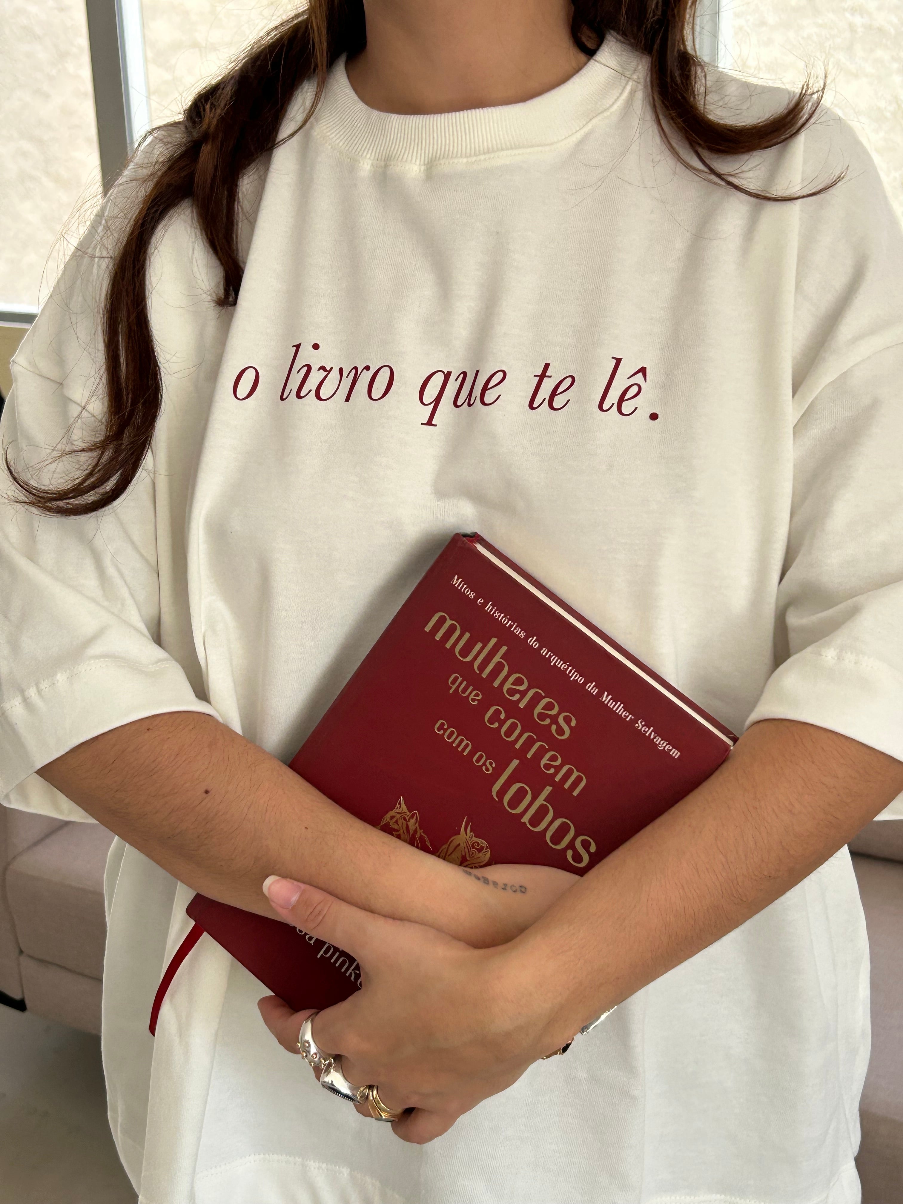 camisetão o livro que te lê collab manu xavier