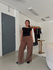 calça jeans ajustável marrom secreta