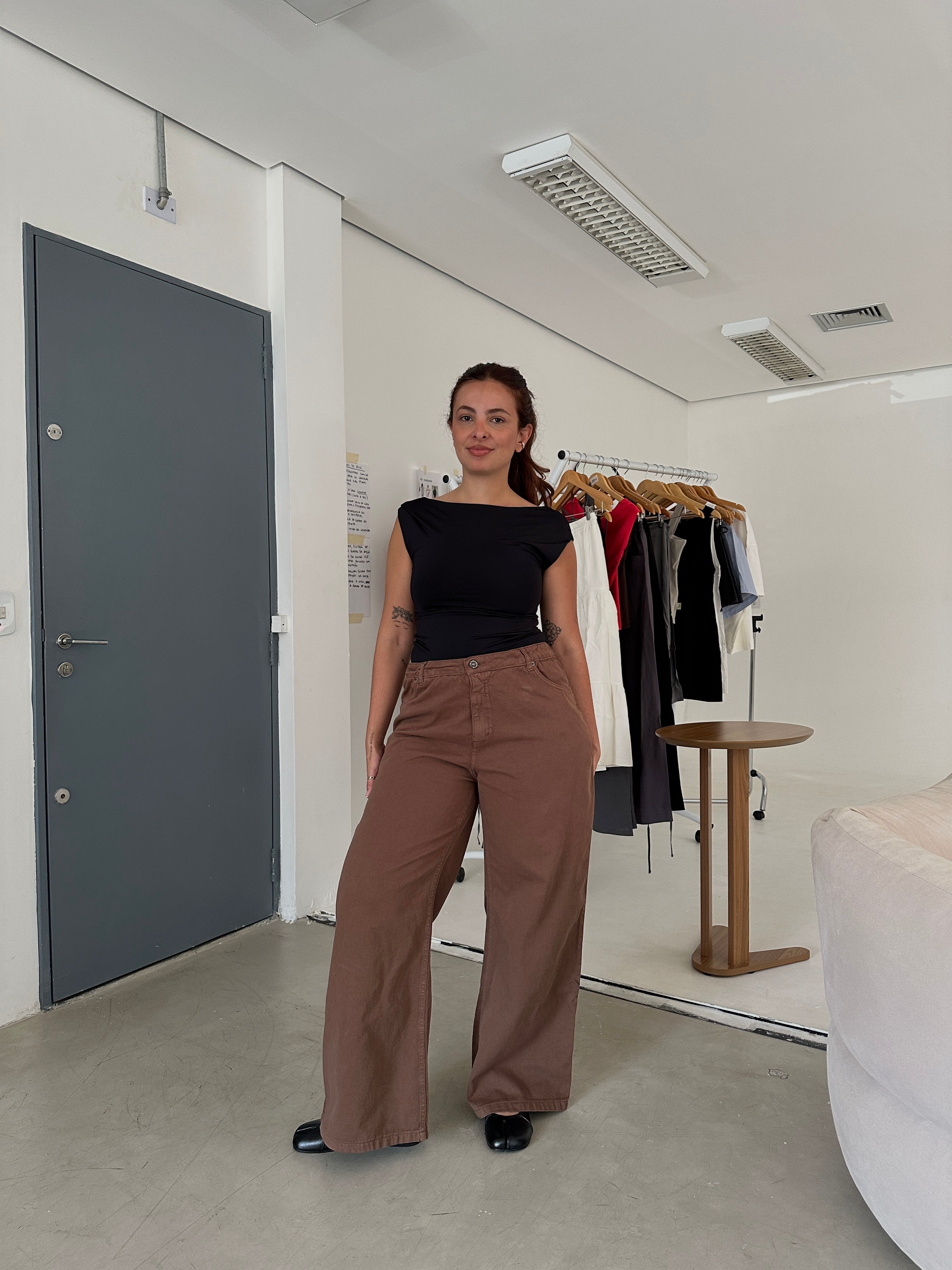 calça jeans ajustável marrom secreta