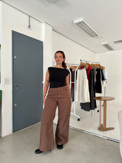 calça jeans ajustável marrom secreta