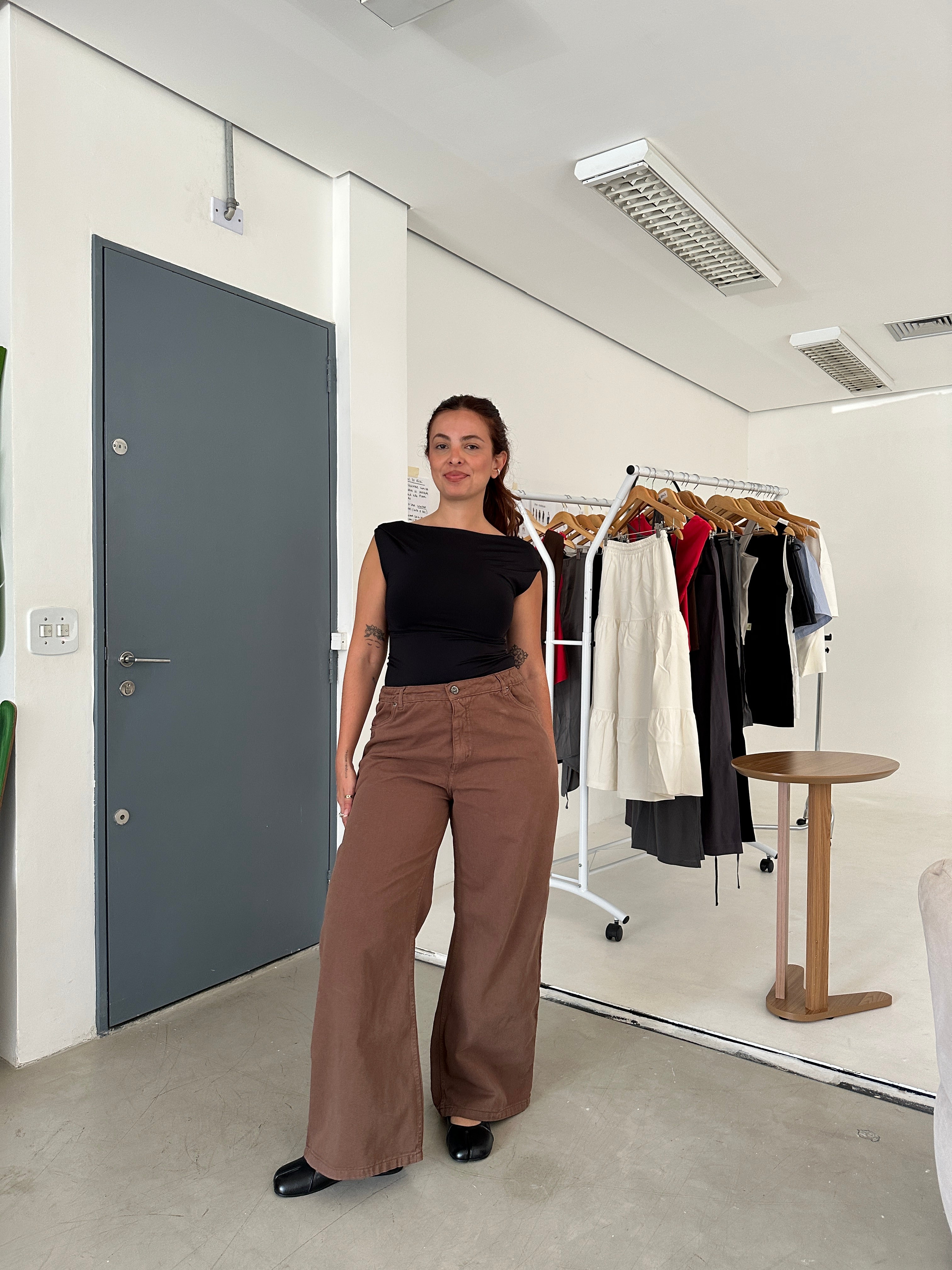 calça jeans ajustável marrom secreta