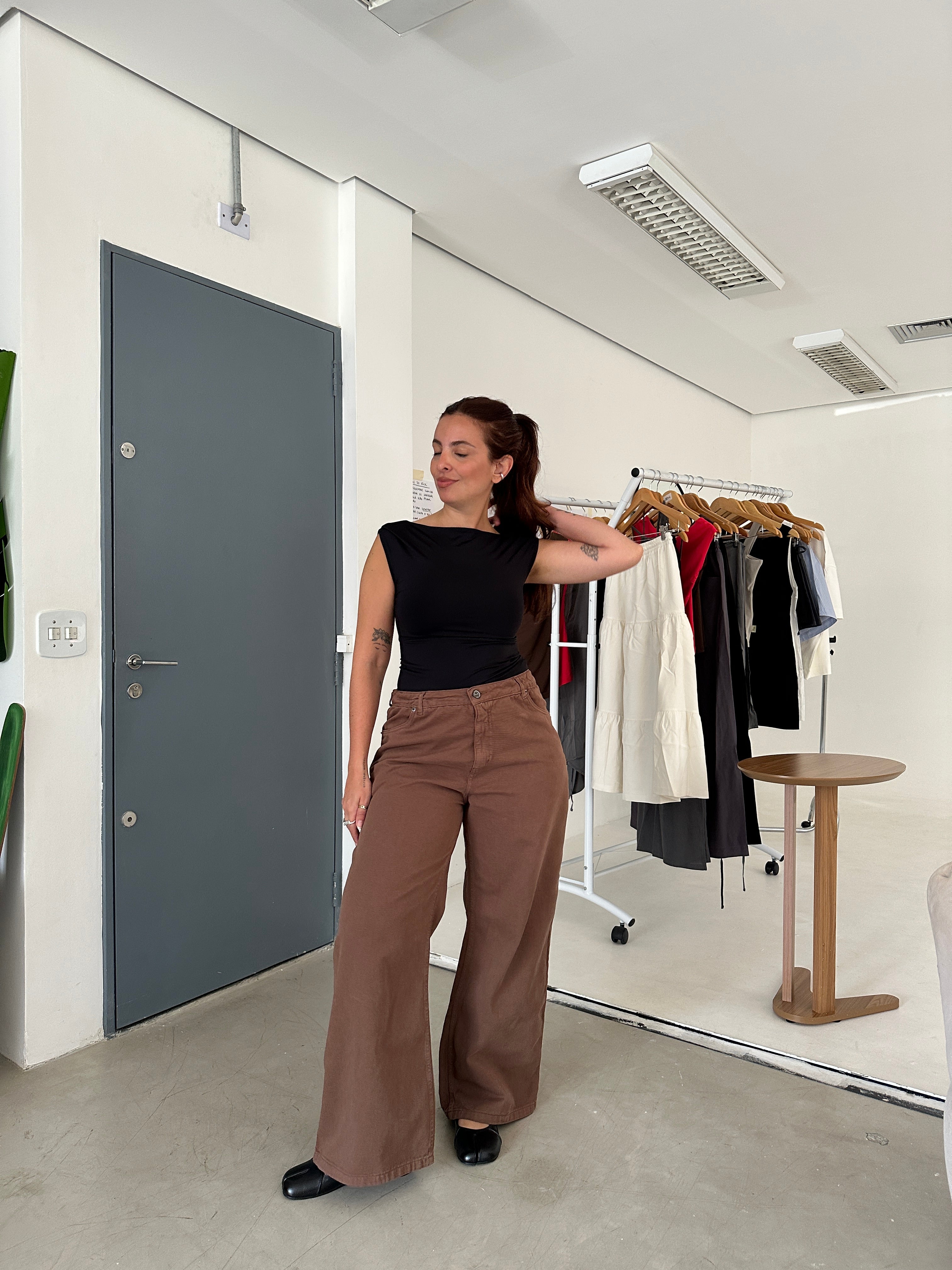calça jeans ajustável marrom secreta