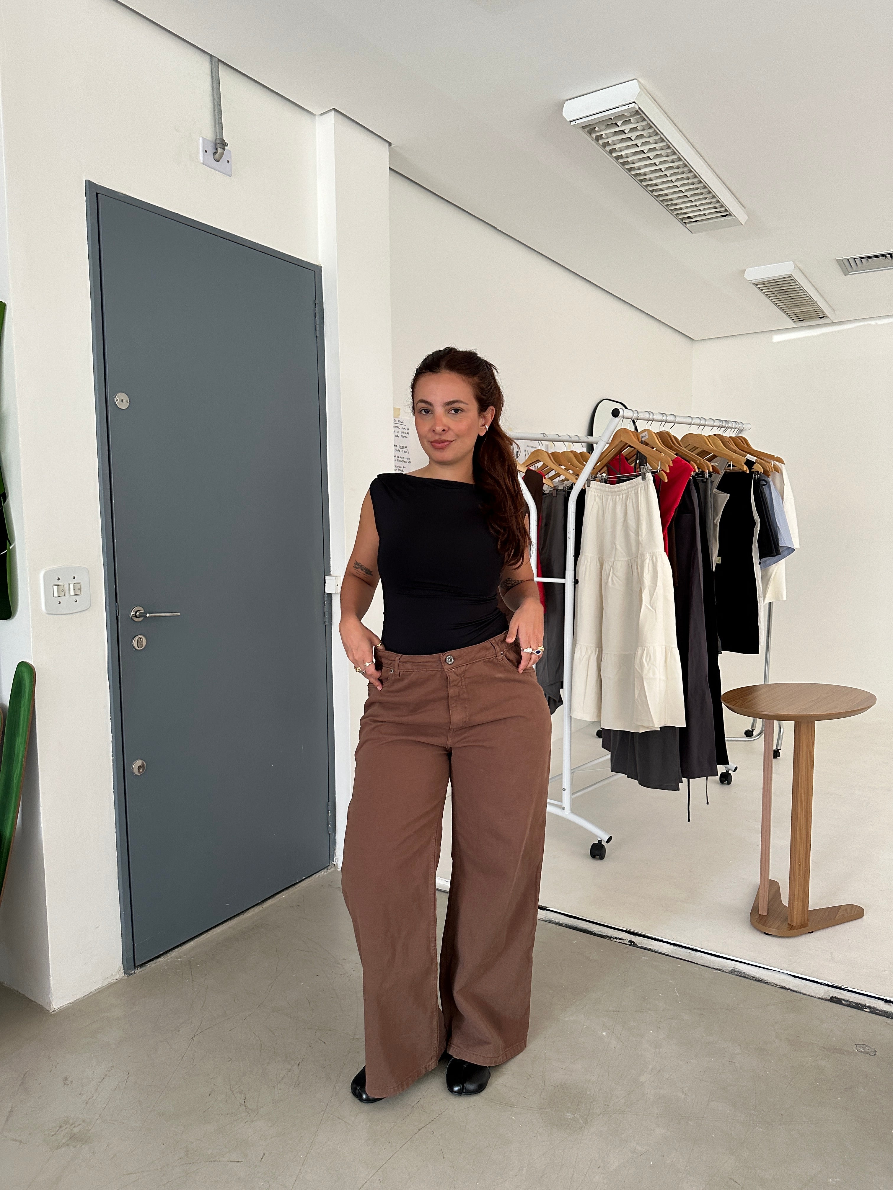 calça jeans ajustável marrom secreta