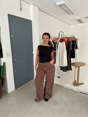 calça jeans ajustável marrom secreta